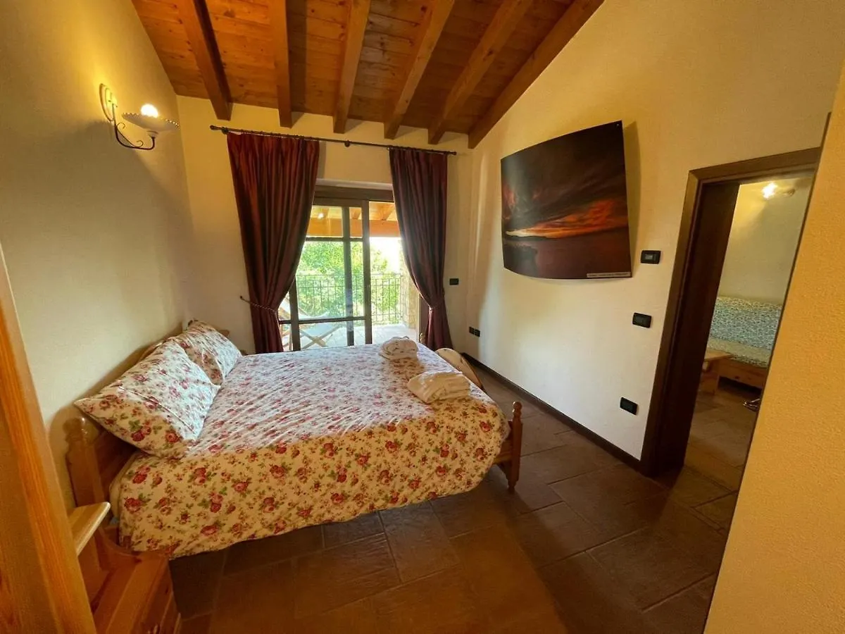La Fiocchina - Magic Place - Apartments & Studios In Garda Lake - Countryside Farmhouse, Inside The Middle Of The Lake Salò Bed & Breakfast