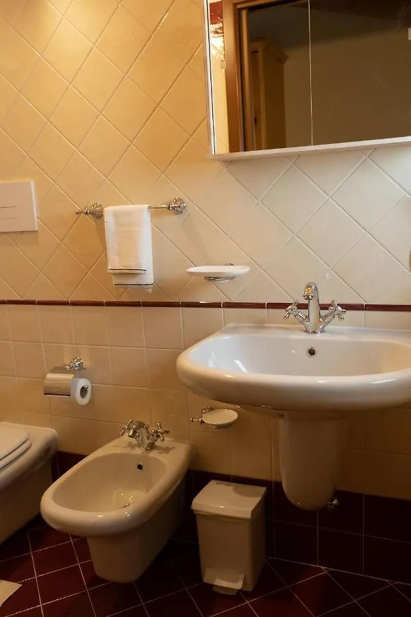 Bed & Breakfast La FIOCCHINA - Magic Place - Salò - Garda Lake - countryside farmhouse, inside the middle of the lake Bed and Breakfast