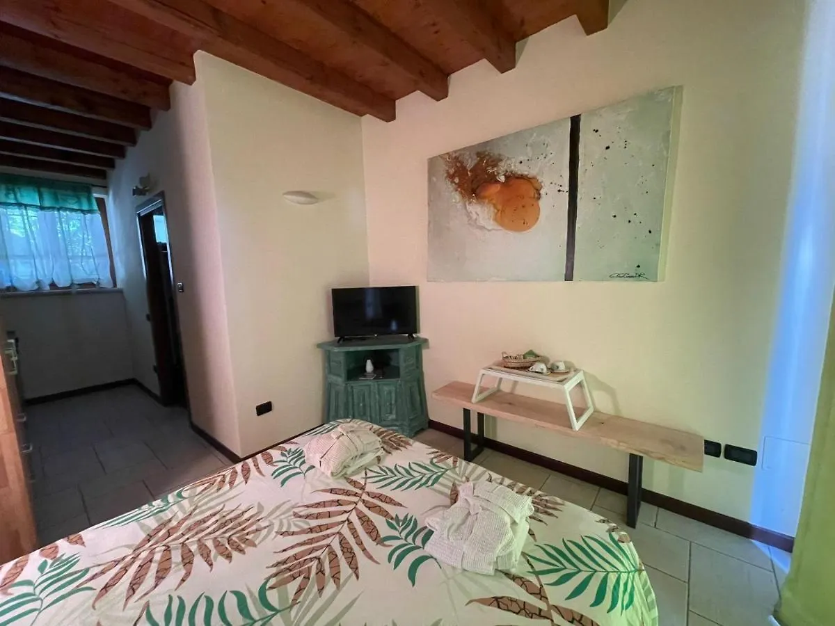 Bed & Breakfast La FIOCCHINA - Magic Place - Salò - Garda Lake - countryside farmhouse, inside the middle of the lake Bed and Breakfast