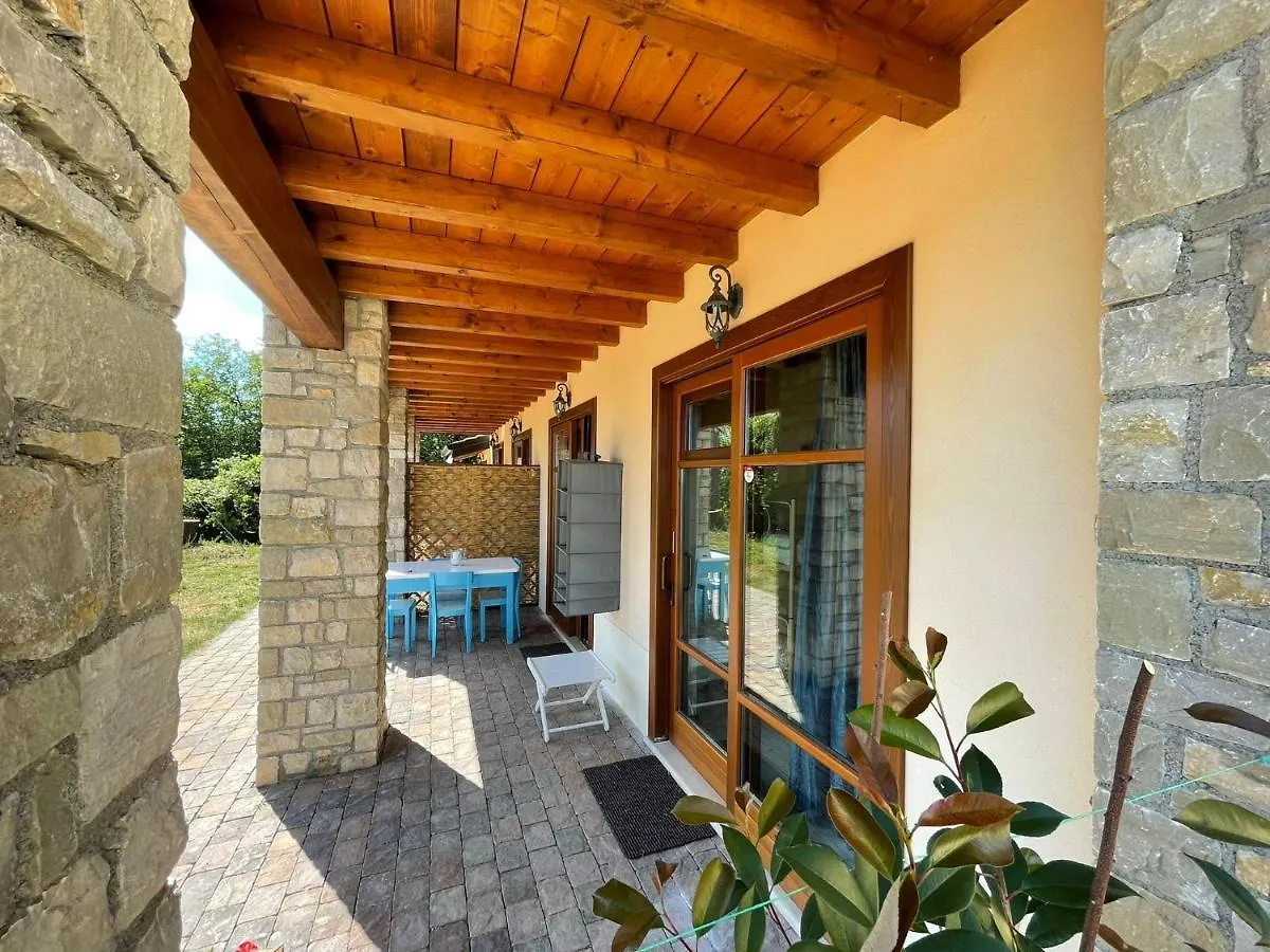 La FIOCCHINA - Magic Place - Salò - Garda Lake - countryside farmhouse, inside the middle of the lake Alojamento de Acomodação e Pequeno-almoço