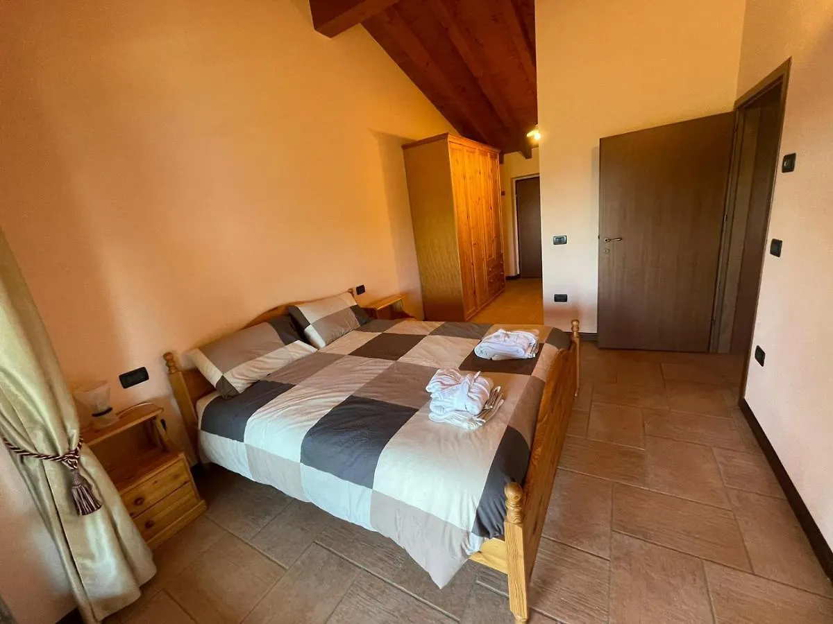 Alojamento de Acomodação e Pequeno-almoço La FIOCCHINA - Magic Place - Salò - Garda Lake - countryside farmhouse, inside the middle of the lake