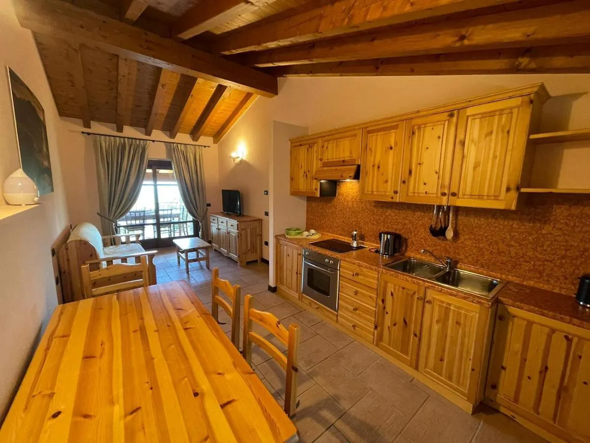 Alojamento de Acomodação e Pequeno-almoço La FIOCCHINA - Magic Place - Salò - Garda Lake - countryside farmhouse, inside the middle of the lake