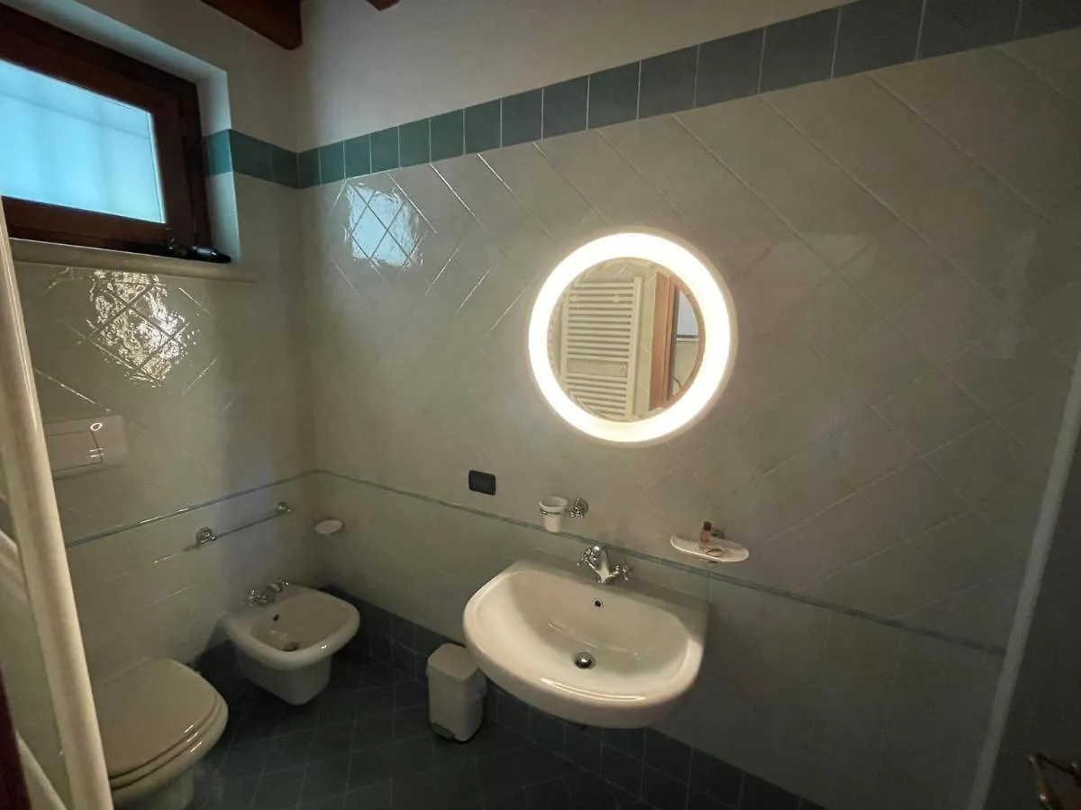Panzió La Fiocchina - Magic Place - Apartments & Studios In Garda Lake - Countryside Farmhouse, Inside The Middle Of The Lake Salò