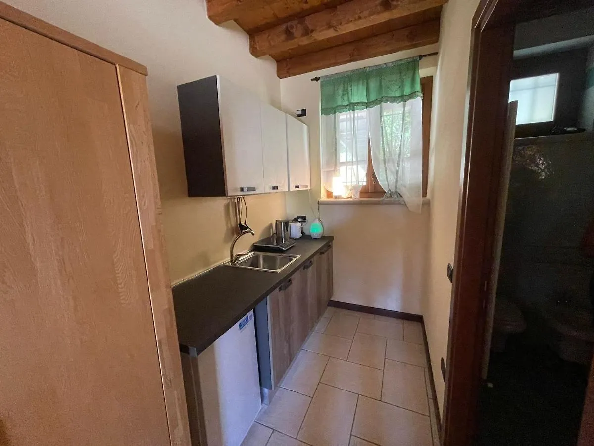 Panzió La Fiocchina - Magic Place - Apartments & Studios In Garda Lake - Countryside Farmhouse, Inside The Middle Of The Lake Salò